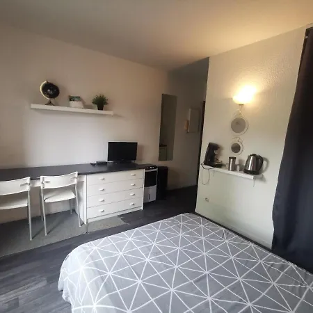 Apartment Proche Tramway Et Business School